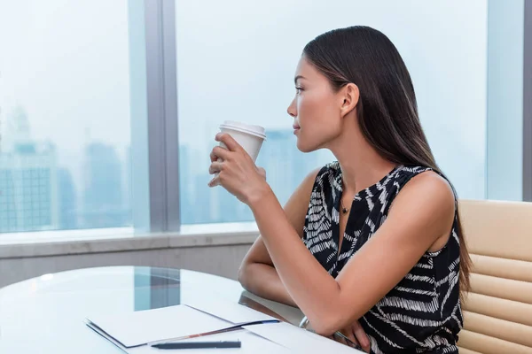 Γραφείο γυναίκα πίνοντας καφέ σκέφτεται χαλάρωση — Φωτογραφία Αρχείου