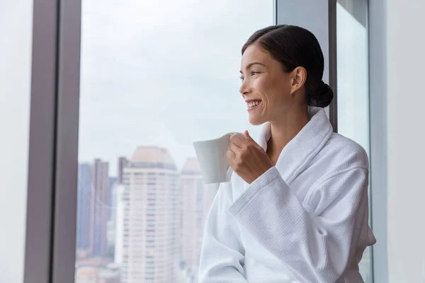 Hotel vrouw drinken ochtend koffie ontspannen — Stockfoto