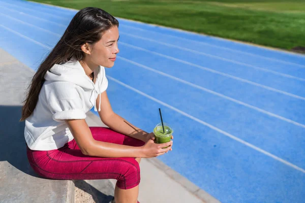 Un coureur sain qui boit du smoothie vert avant la course — Photo