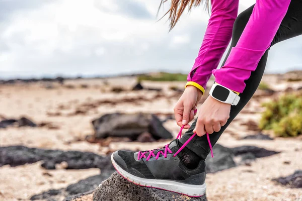 Fitness smartwatch mujer corredor consiguiendo ejecutar listo —  Fotos de Stock