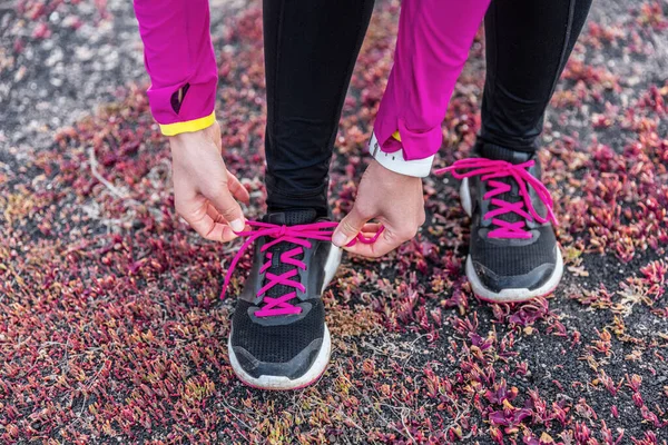 Γυμναστική γυναίκα μονοπάτι δρομέας κορδόνια τρέξιμο παπούτσια — Φωτογραφία Αρχείου