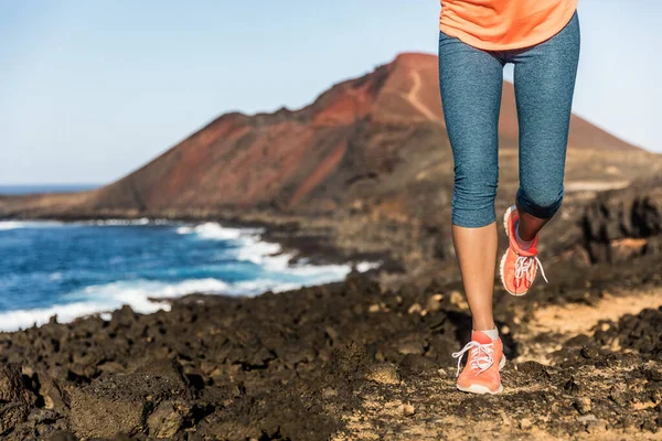 Trail running atleta mujer corredor piernas y zapatos —  Fotos de Stock