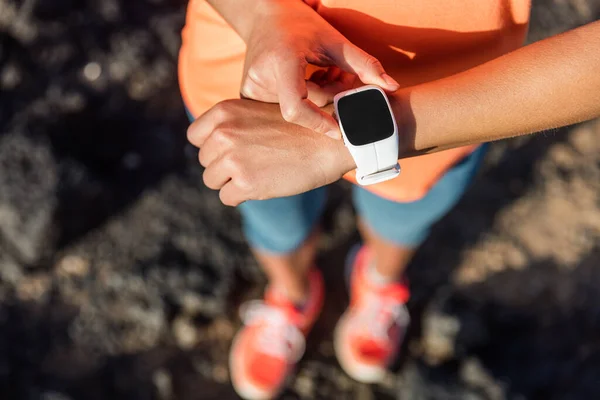Δρομέας μονοπάτι αθλητής χρησιμοποιώντας έξυπνο ρολόι καρδιο app — Φωτογραφία Αρχείου