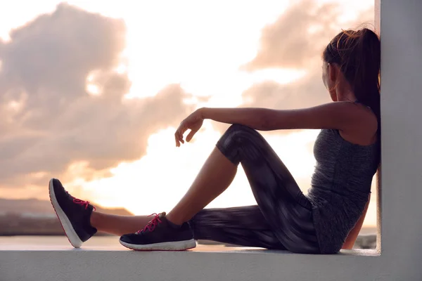 Fitness athlète coureur femme relaxant au coucher du soleil — Photo