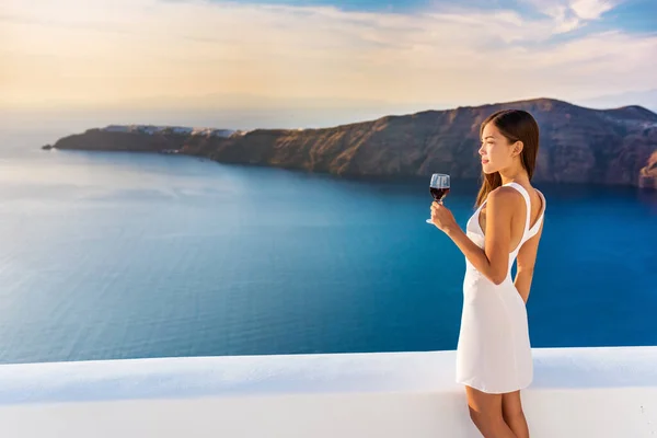 サントリーニ島で赤ワインを飲む高級ホテルの女性 — ストック写真