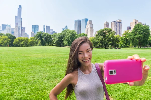 Mulher asiática tomando selfie telefone na cidade de Nova York — Fotografia de Stock