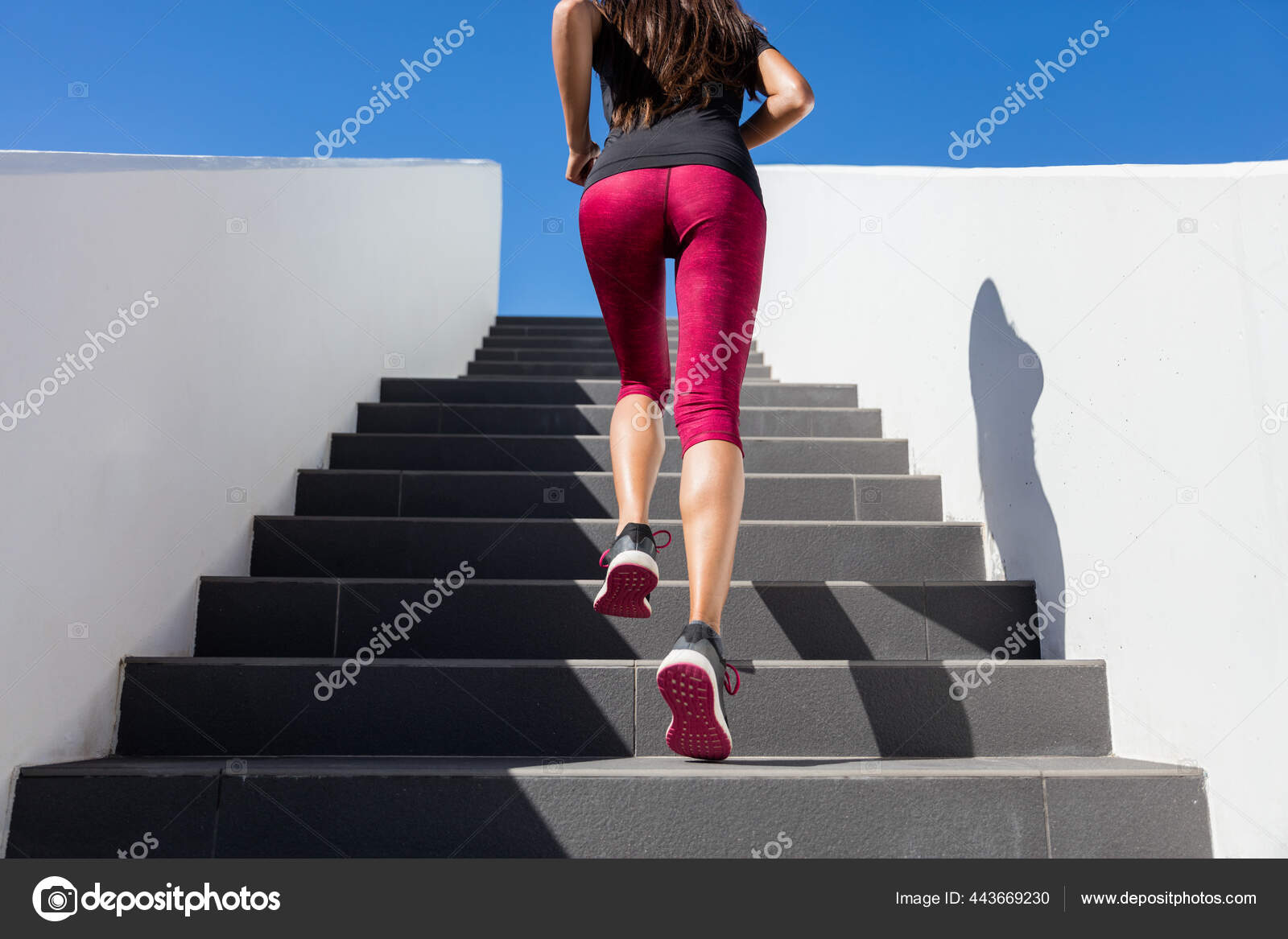 Escaleras corriendo mujer haciendo correr por la escalera - corredor  femenino — Foto de stock #443669230 © Maridav, image size:1600x1167