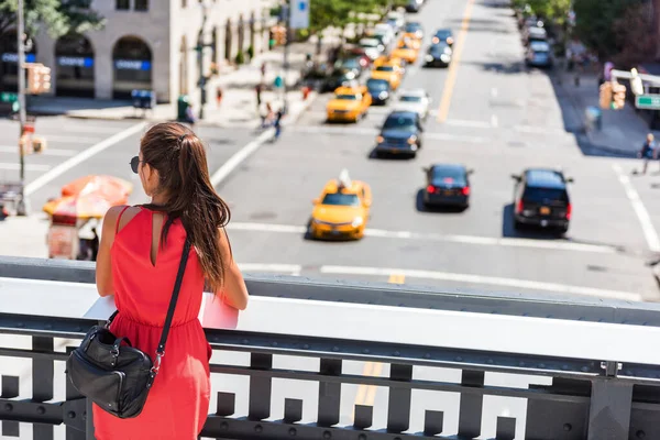 Vrouw in New York kijkt naar straat vanaf High Line — Stockfoto