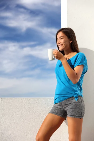 Mattina caffè colazione yoga donna a casa — Foto Stock