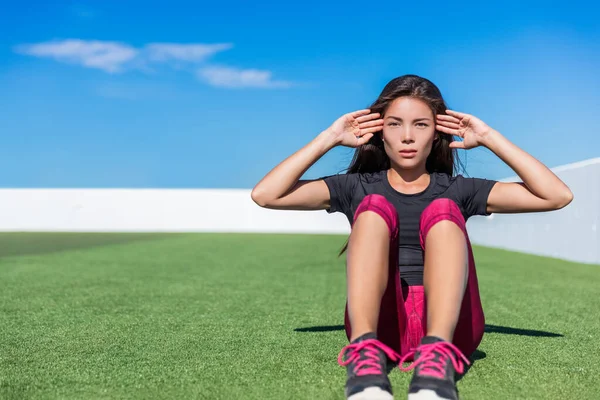 Sit-ups fitness vrouw doen situp crunches buiten — Stockfoto