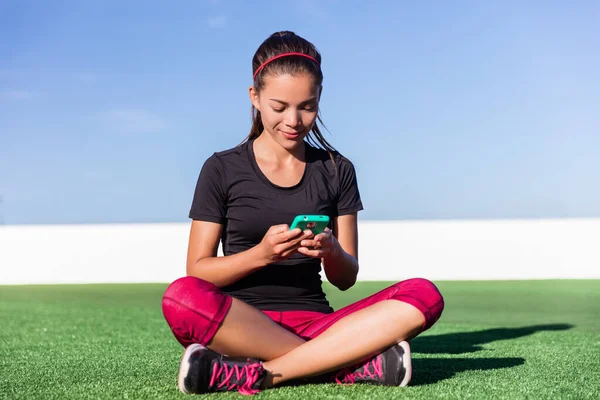 Stile di vita attivo fitness smartphone app ragazza felice — Foto Stock