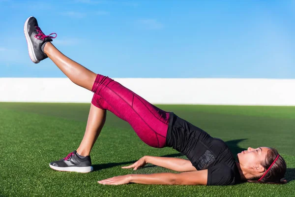 Solo pierna piso puente cadera elevación fitness mujer — Foto de Stock