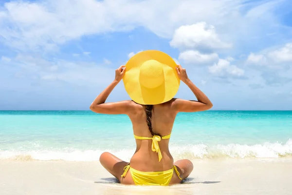 Verão praia férias mulher desfrutando sol feriado — Fotografia de Stock