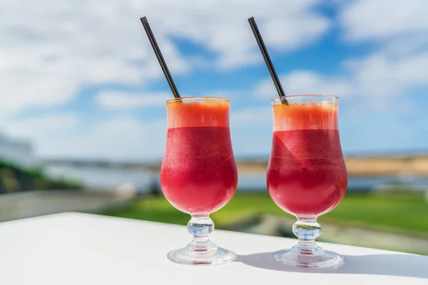 Jugo de remolacha saludable desintoxicación dos vasos en la mesa de café —  Fotos de Stock