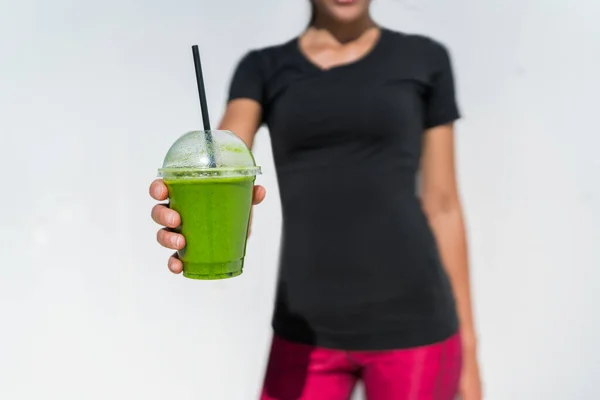 Mulher de estilo de vida saudável beber um smoothie verde — Fotografia de Stock