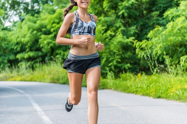 Chica de fitness corriendo en verano parque natural al aire libre — Foto de Stock