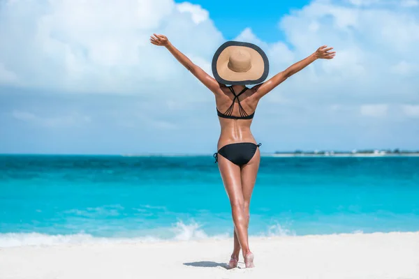 Playa vacaciones éxito feliz bikini libre sombrero mujer — Foto de Stock