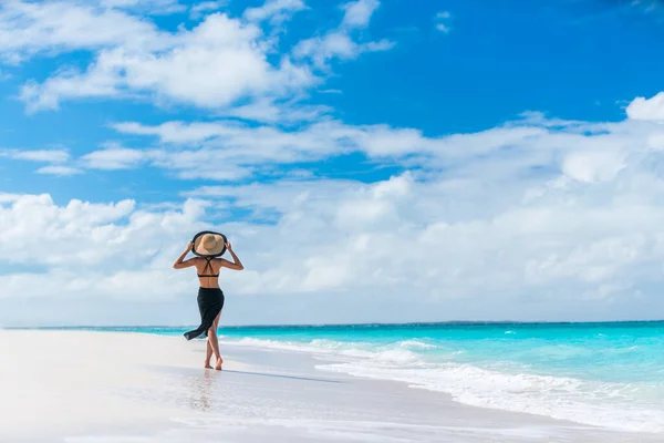 海のそばを歩く豪華な夏の旅行ビーチの女性 — ストック写真