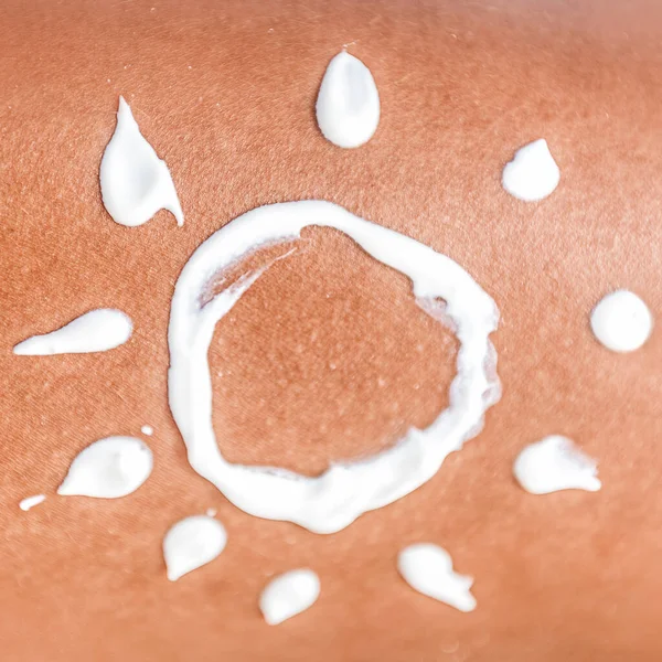 日焼け止めの日焼け止めクリームは、日焼け止め化粧水の日焼け止めのコンセプトを閉じるために肌に描画します。皮膚癌や日焼けのための体に描かれたイラストの女性の体の作物紫外線保護. — ストック写真
