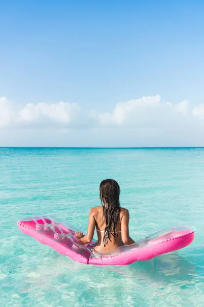 Praia mulher de férias relaxante em um colchão oceano — Fotografia de Stock