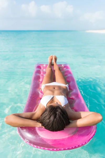 Plage vacances fille détente sur océan flotteur lit — Photo