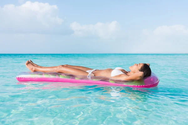 Пляжная женщина, принимающая солнечные ванны на берегу океана — стоковое фото