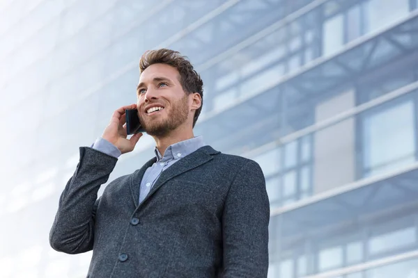 Mann telefoniert professionell mit Geschäftspartner. Geschäftsmann Immobilienmakler oder Anwalt bei einem Verhandlungsgespräch im Hintergrund der modernen Stadt — Stockfoto