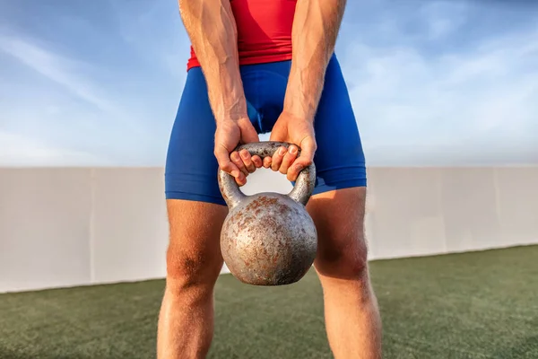 Kettlebell podnoszenie ciężarów fit mężczyzna podnoszenie crossfit ciężar na zewnątrz siłownia dla squat nogi trening — Zdjęcie stockowe