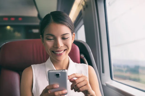 Train Voyage téléphone portable asiatique femme d'affaires en utilisant les textos de téléphone portable pendant le trajet pour se rendre au travail. Mode de vie des navetteurs dans les transports avec un appareil de 5g — Photo