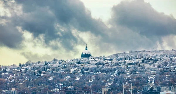 Montréal skyline con prima neve che cade su San Giuseppe Oratorio. Vista invernale con Monte Reale. Quebec Canada città viaggi Nord America destinazione. novembre 2019 — Foto Stock