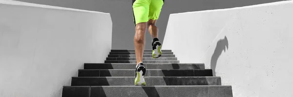 Сходи тренування бігун чоловік біжить вгору скелелазіння сходів на відкритому повітрі тренажерний зал кардіотримати інтервал бігу тренувань панорамний банер фон — стокове фото