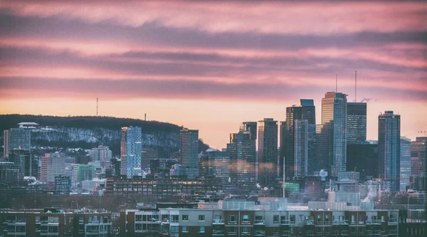 Montreal horizonte de la ciudad de invierno en la noche del atardecer con nubes de colores atardecer sobre el Monte Real — Foto de Stock