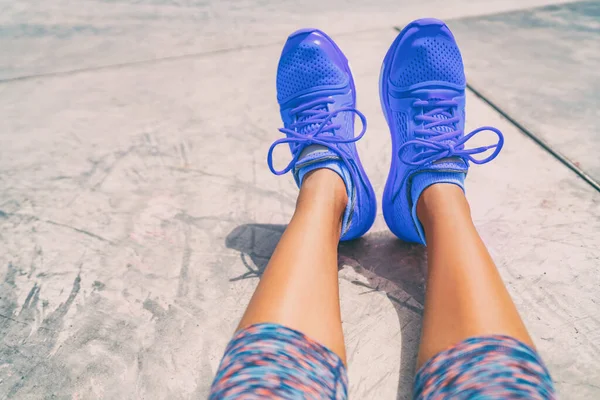 Запуск обуви моды активировать здоровый образ жизни активных людей. Женщина-селфи фотографирует королевских синих тренеров во время тренировки на полу спортзала снаружи — стоковое фото