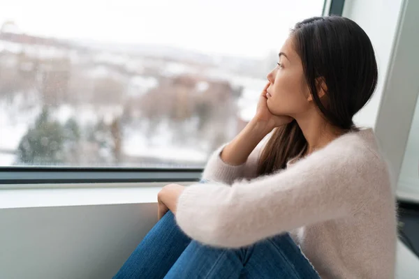 Зимовий сезонний афективний розлад САР пригнічує самотньо азіатську дівчину - стрес, тривогу, меланхолійні емоції. Вдома панує смуток — стокове фото