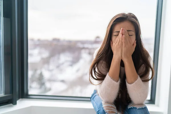 Anxiété hiver dépression femme ayant une crise de panique et une difficulté à respirer. Maison seule fille pleurer stressé déprimé — Photo