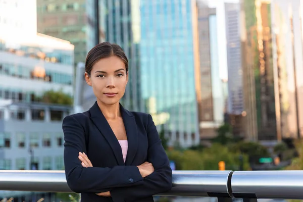 Aziatische zakenvrouw. Serieus zakenvrouw portret. Chinese professional in zwart pak in de stad achtergrond, het centrum mensen levensstijl. Zelfverzekerde dame met gekruiste armen — Stockfoto