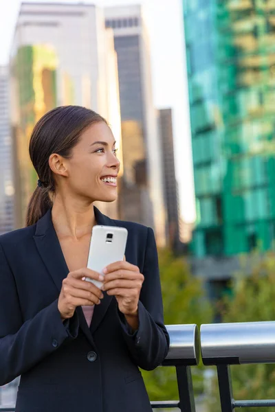 Mobilní telefon Asijské obchodní žena v obleku venku pracuje na mobilní telefon smskování. Realitní agent nebo realitní agent životní styl. Čínská elegantní dáma venku šťastný. Podnikatelka v práci — Stock fotografie