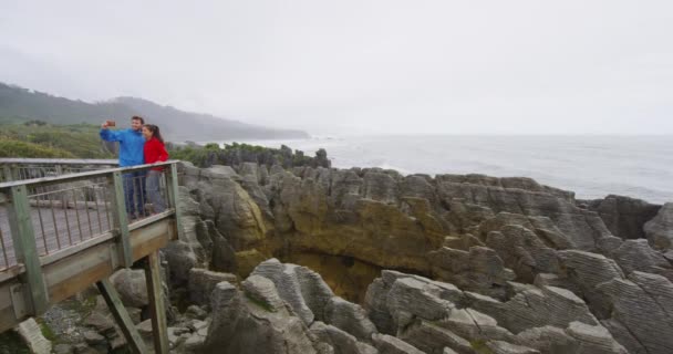 Punakaiki Pancake Rocks turyści podróżują Paparoa National Park Nowa Zelandia — Wideo stockowe