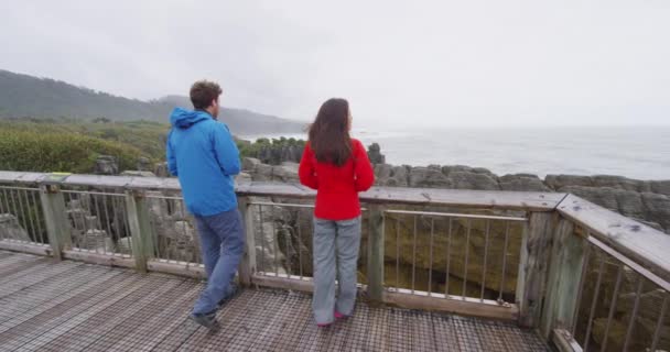 Punakaiki Pancake Rocks tourists couple travel Paparoa National Park New Zealand — 비디오