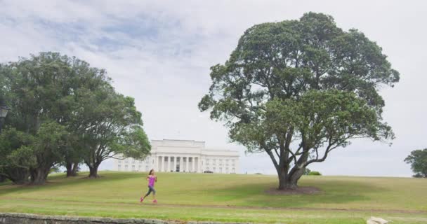 Park löpare kvinna som kör i Auckland stadspark — Stockvideo