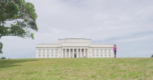 Running woman in Auckland Domain by Auckland War Memorial Museum New Zealand — Stock Video