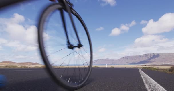 Велосипедист на шоссе спортсмен Велоспорт на открытом воздухе крупный план — стоковое видео