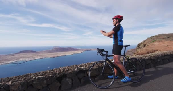 Touriste cycliste prendre des photos avec smartphone pendant le voyage à vélo — Video