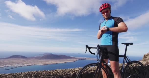 Kerékpáros kerékpározás néz smart watch lovaglás közben road bike - Kerékpáros sportoló — Stock videók