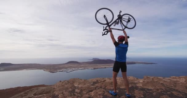 Éxito, logro y logro - el ciclismo del hombre animando a alcanzar la meta — Vídeos de Stock