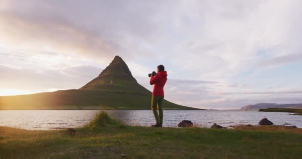 Voyage photographe de nature touriste prendre des photos en utilisant un appareil photo sur l'Islande — Video