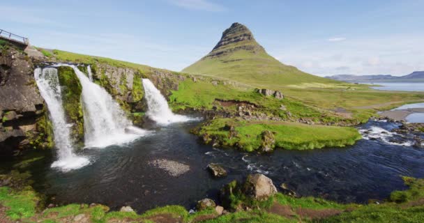 Islândia cachoeira natureza Kirkjufellsfoss e montanha Kirkjufell na Islândia — Vídeo de Stock