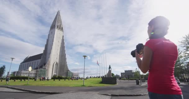 Reykjavik Islandia fotografía turística de la iglesia Hallgrimskirkja — Vídeos de Stock