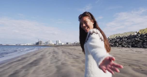 Donna vi danno il benvenuto a camminare con lei sulla spiaggia di sabbia nera Reykjavik in Islanda. — Video Stock