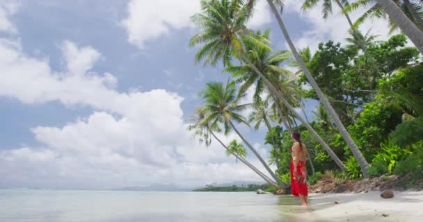 Semester resa kvinna avkopplande på paradiset strand med palmer på semester — Stockvideo